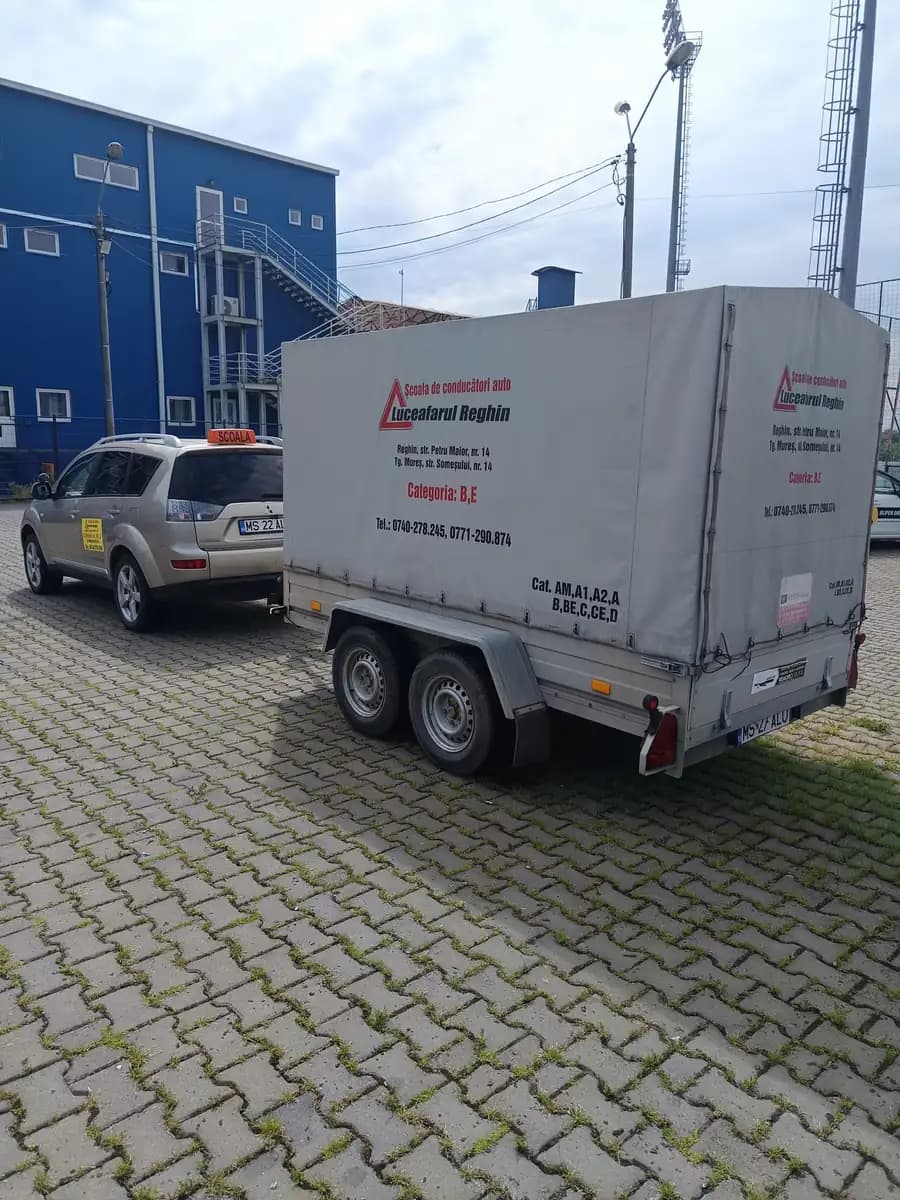 Mitsubishi Outlander + Remorcă